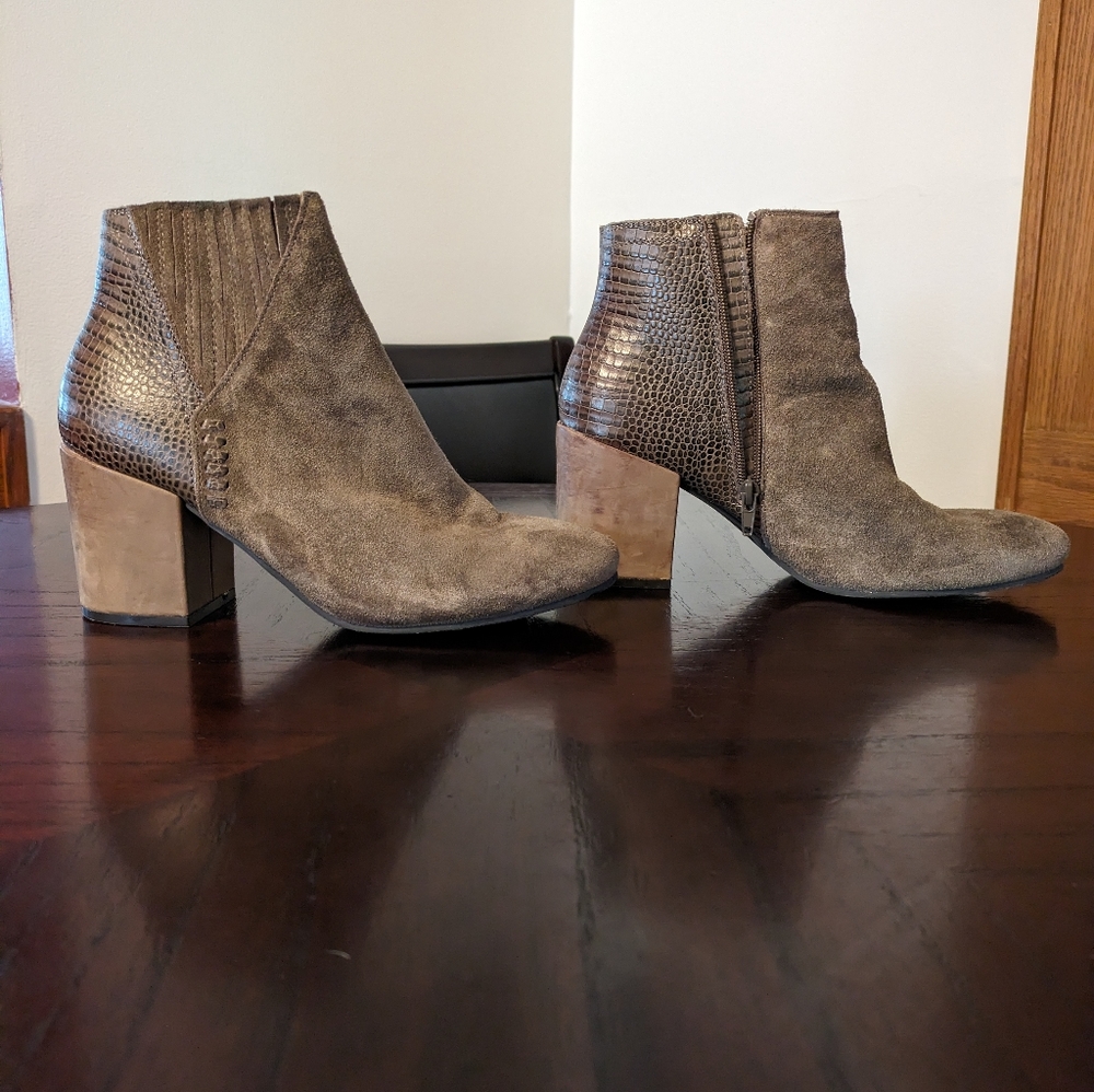 Taupe Suede  block heel booties sz. 9 Levity